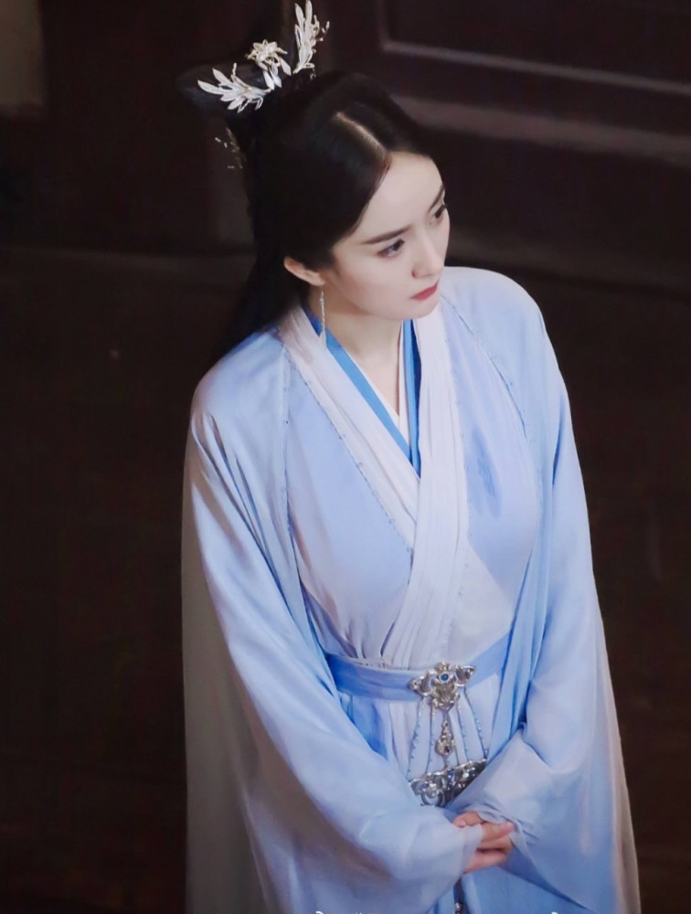 陈伟霆|斛珠夫人杀青，陈伟霆杨幂晒方猪面具自拍照，两人片场相处模式真的太欢乐