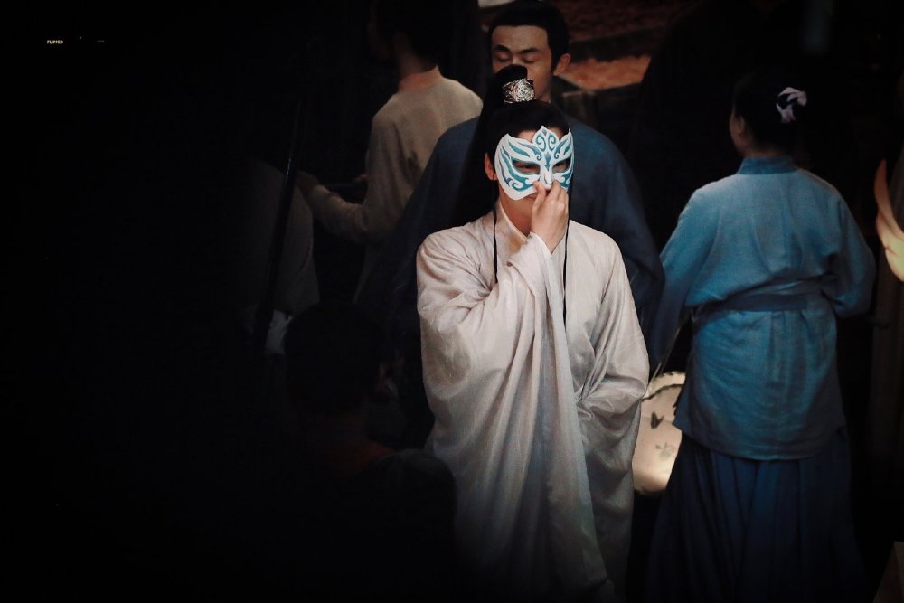 陈伟霆|斛珠夫人杀青，陈伟霆杨幂晒方猪面具自拍照，两人片场相处模式真的太欢乐