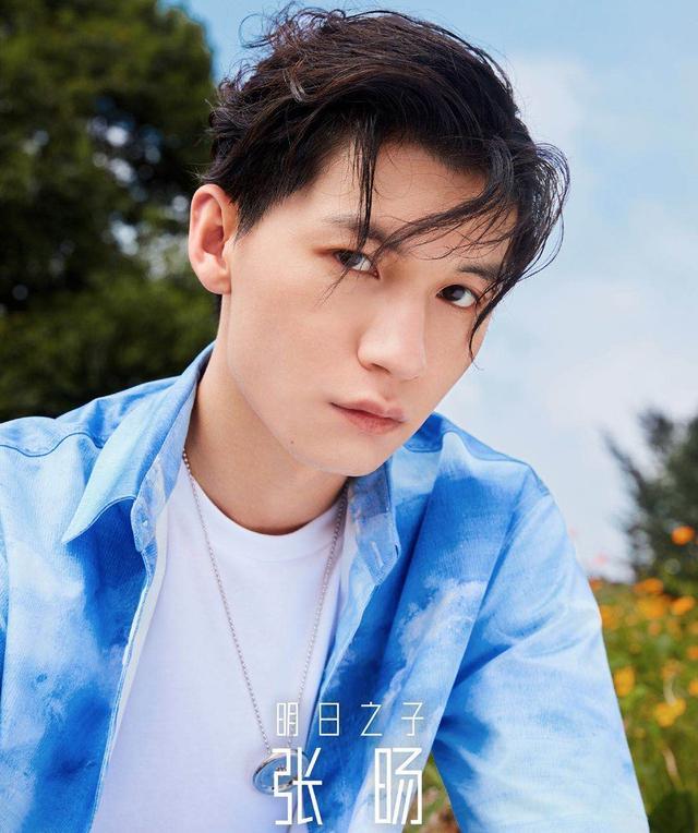 粉丝|95后男星被嘲恋爱脑，和女友在粉丝包围下亲密，还被女方当众扑倒