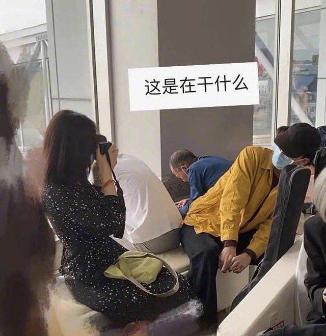 粉丝|95后男星被嘲恋爱脑，和女友在粉丝包围下亲密，还被女方当众扑倒