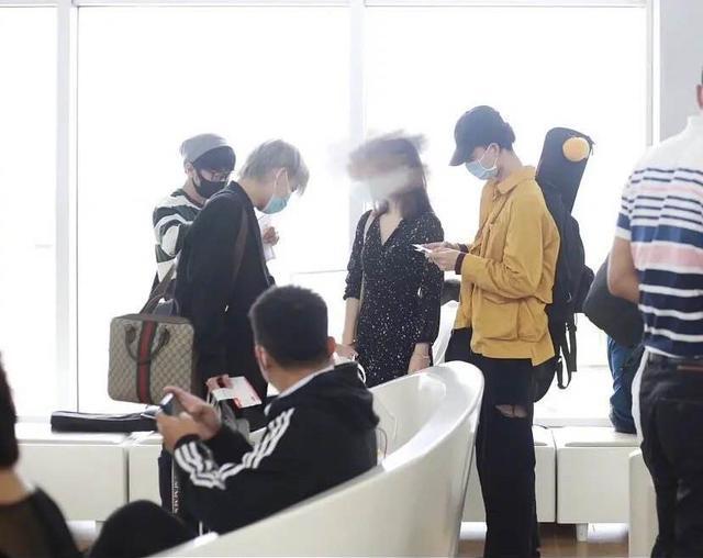 粉丝|95后男星被嘲恋爱脑，和女友在粉丝包围下亲密，还被女方当众扑倒