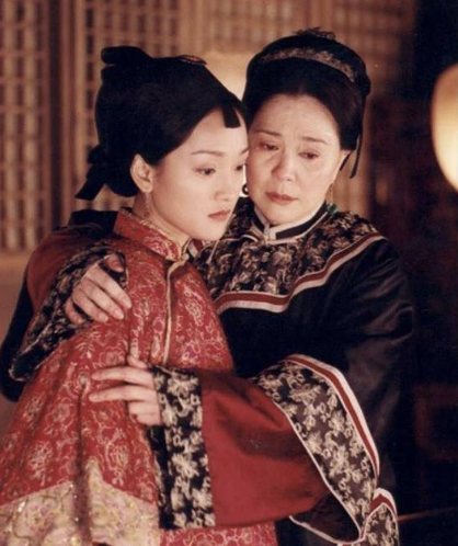 李少红|周迅陈坤贺恩师李少红得奖，晒合照P上杨幂，荣信达的辉煌为何止于他们？