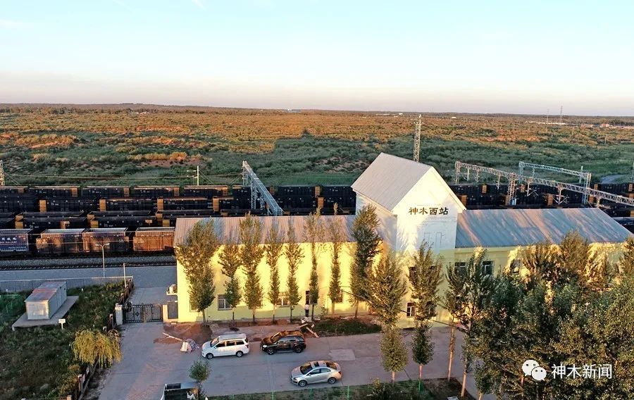 停在神木西火车站由西安开往鄂尔多斯的t268次列车随着一声悠长的笛