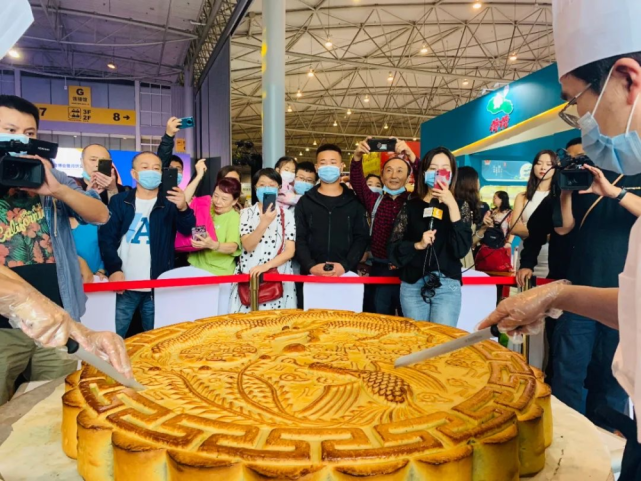 重庆月饼节  再掀高潮  净重半吨  月饼王  30分钟内  被万人分食一空|重庆月饼节再掀高潮，净重半吨的月饼王30分钟内被万人分食一空