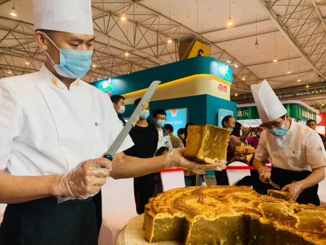 重庆月饼节  再掀高潮  净重半吨  月饼王  30分钟内  被万人分食一空|重庆月饼节再掀高潮，净重半吨的月饼王30分钟内被万人分食一空