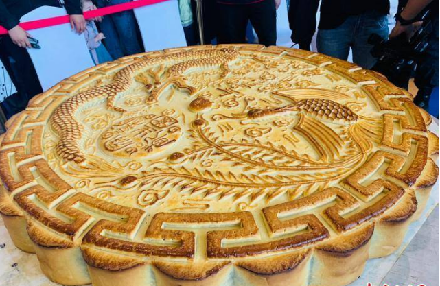 重庆月饼节  再掀高潮  净重半吨  月饼王  30分钟内  被万人分食一空|重庆月饼节再掀高潮，净重半吨的月饼王30分钟内被万人分食一空