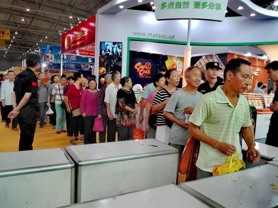 重庆月饼节  再掀高潮  净重半吨  月饼王  30分钟内  被万人分食一空|重庆月饼节再掀高潮，净重半吨的月饼王30分钟内被万人分食一空