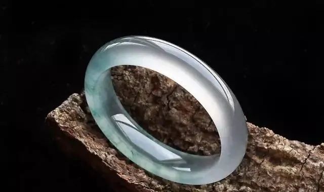 翡翠手镯的传统样式