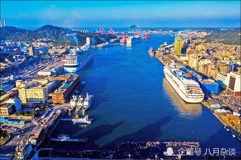 台中港 台中港位于台湾中部,滨临台湾海峡,为台湾第二大港,港区总