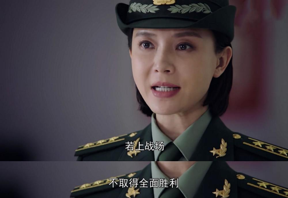 不再是西装革履,不再是浓妆口红,陈数还上军装,换上防护服,还是那么有