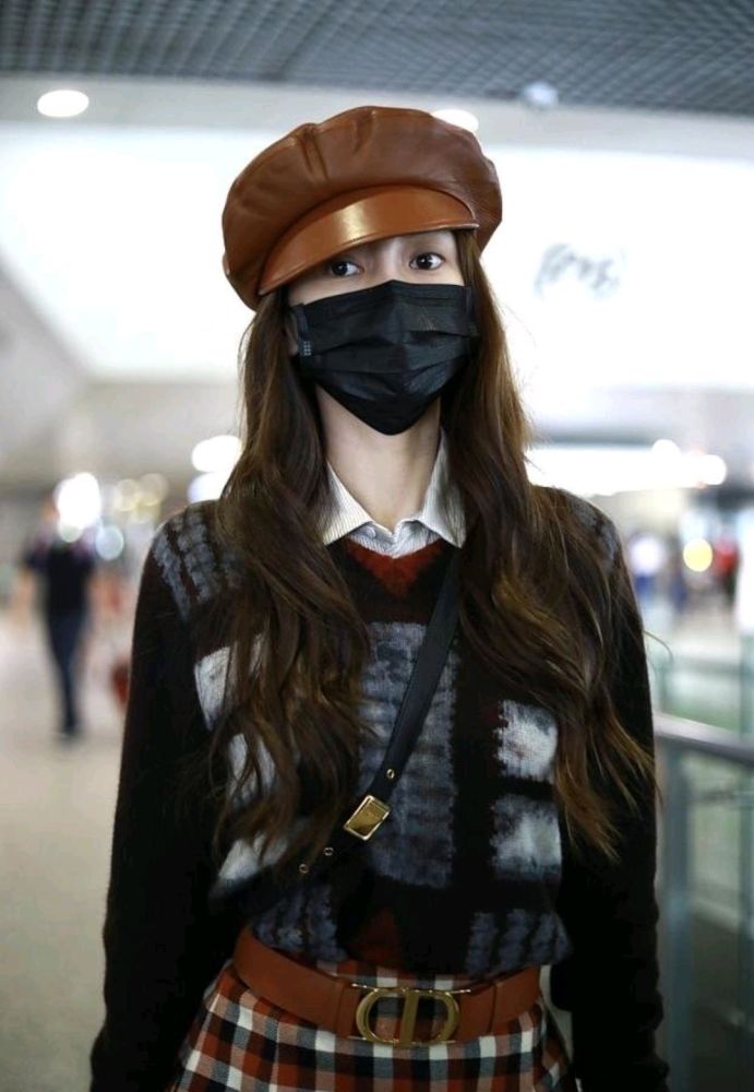 angelababy|Baby现身机场，穿格子短裙大秀美腿，确定是孩子妈妈？