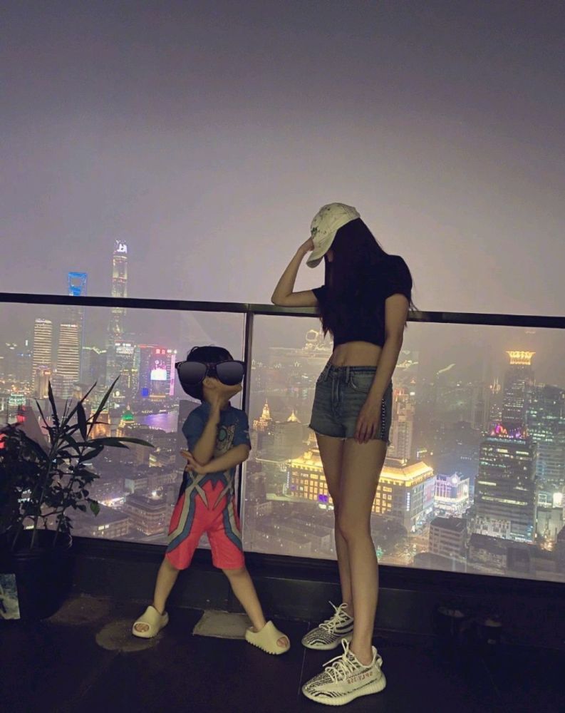 angelababy|Baby现身机场，穿格子短裙大秀美腿，确定是孩子妈妈？