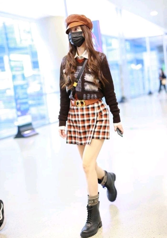 angelababy|Baby现身机场，穿格子短裙大秀美腿，确定是孩子妈妈？