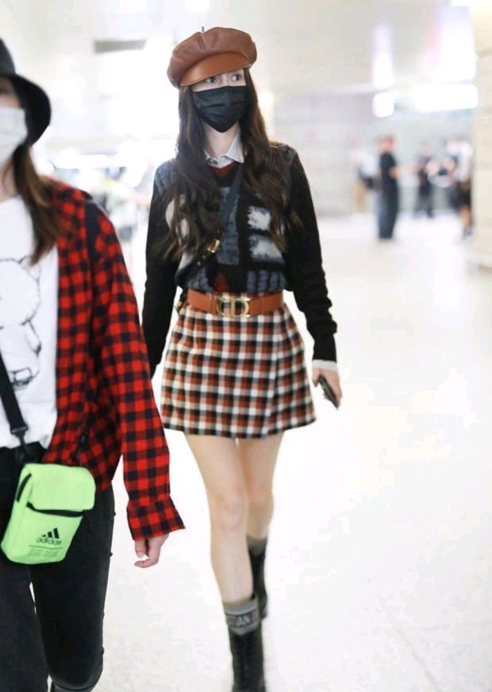 angelababy|Baby现身机场，穿格子短裙大秀美腿，确定是孩子妈妈？