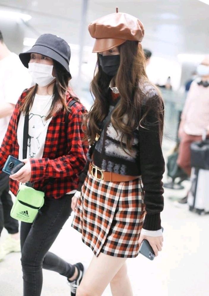 angelababy|Baby现身机场，穿格子短裙大秀美腿，确定是孩子妈妈？