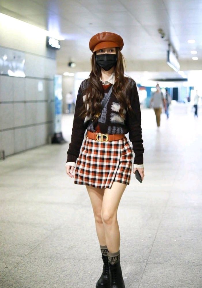angelababy|Baby现身机场，穿格子短裙大秀美腿，确定是孩子妈妈？