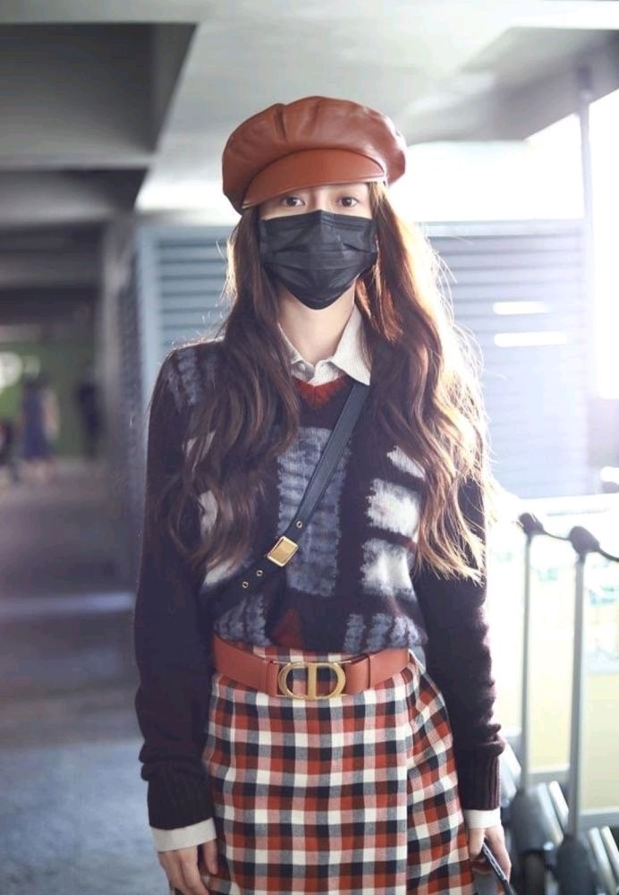 angelababy|Baby现身机场，穿格子短裙大秀美腿，确定是孩子妈妈？