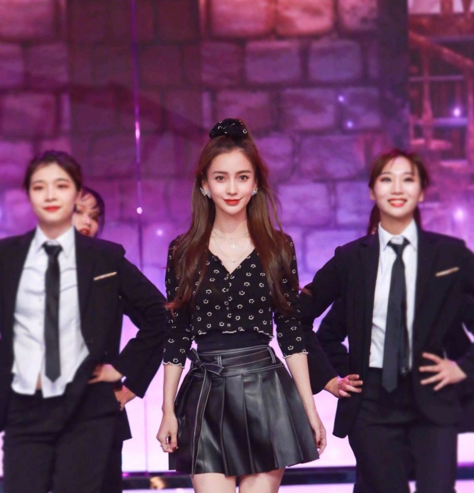 angelababy|Baby现身机场，穿格子短裙大秀美腿，确定是孩子妈妈？