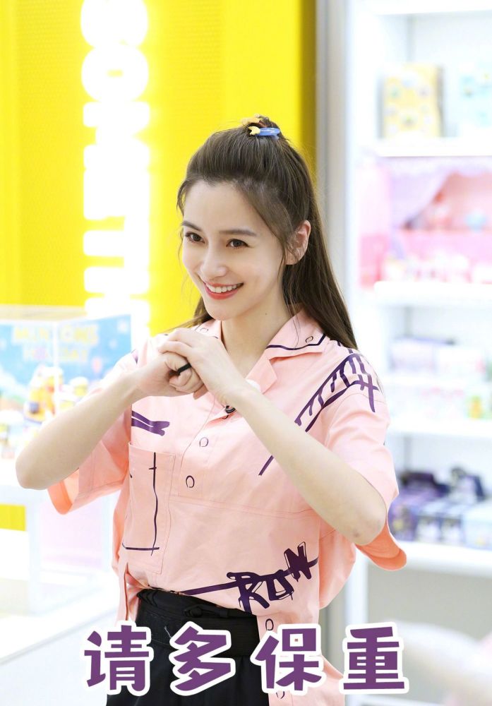 angelababy|Baby现身机场，穿格子短裙大秀美腿，确定是孩子妈妈？