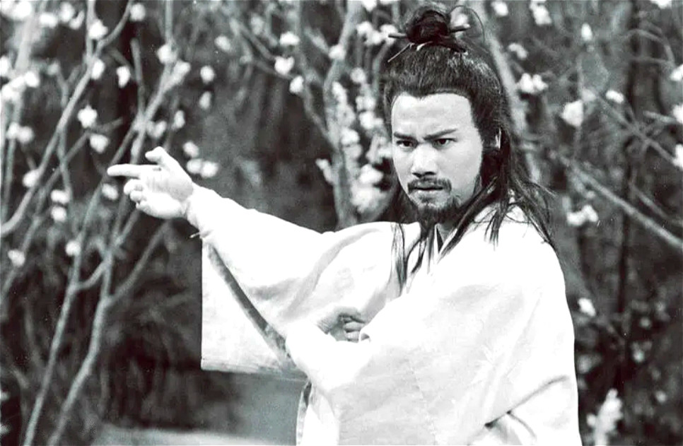 万梓良|万梓良这是怎么了？才63岁胡子花白头发稀疏，跟郭富城形同两代人