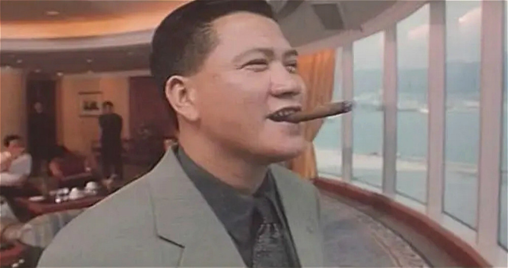 万梓良|万梓良这是怎么了？才63岁胡子花白头发稀疏，跟郭富城形同两代人