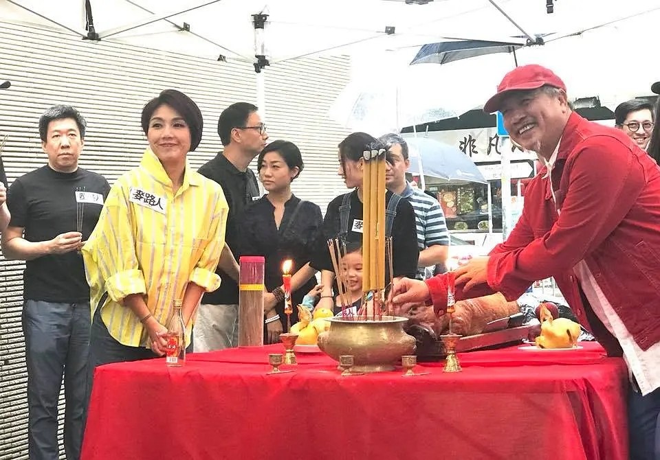 万梓良|万梓良这是怎么了？才63岁胡子花白头发稀疏，跟郭富城形同两代人