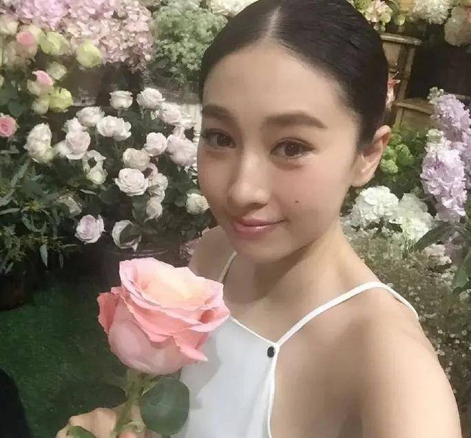 贾晓晨|又一位女星宣布怀孕！嫁给男演员生有一女，如今37岁婚姻很幸福