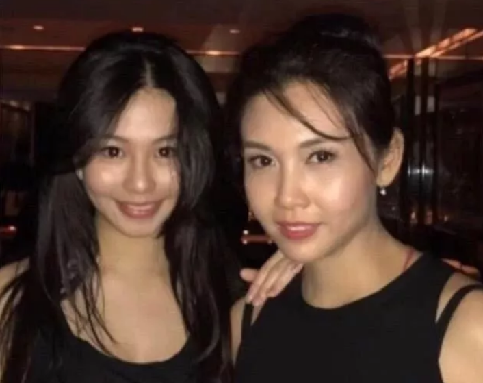 邱淑贞|邱淑贞21岁女儿晒照，一袭红裙打扮轻熟沉稳，对镜甜笑超自信