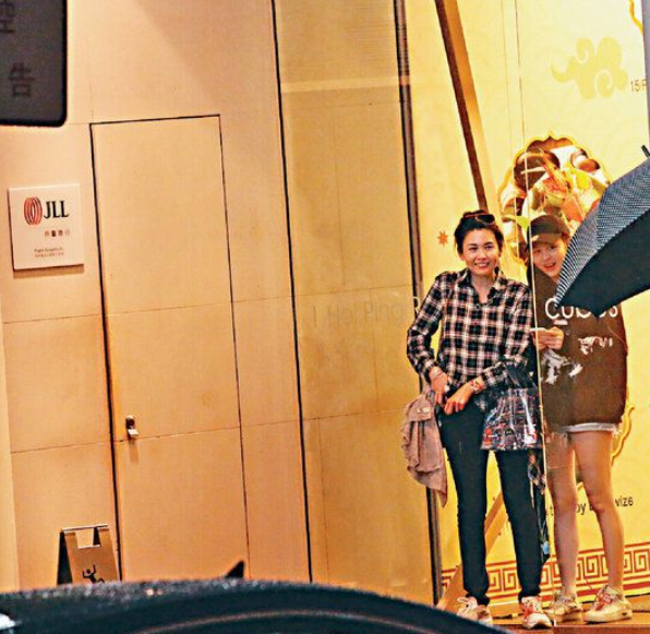 邱淑贞|邱淑贞21岁女儿晒照，一袭红裙打扮轻熟沉稳，对镜甜笑超自信