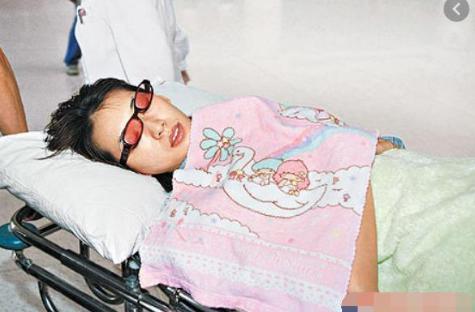 林志玲|林志玲身体状况堪忧，入院需开刀手术，面容憔悴喝水都需要人喂