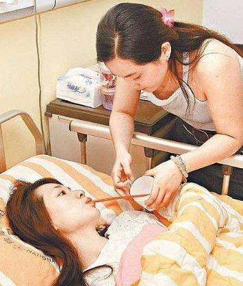 林志玲|林志玲身体状况堪忧，入院需开刀手术，面容憔悴喝水都需要人喂