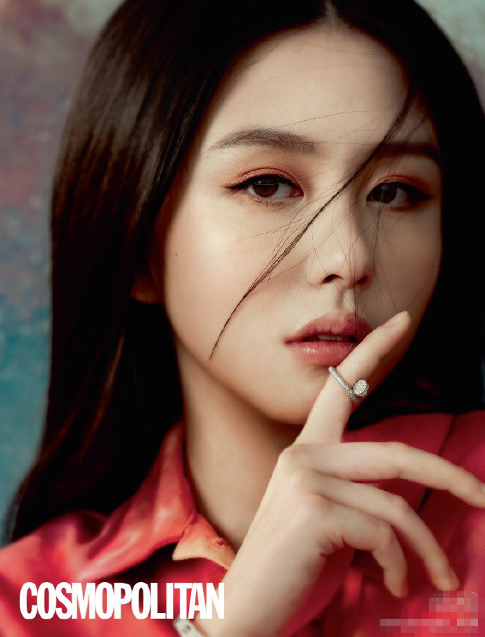 邱淑贞|邱淑贞21岁女儿晒照，一袭红裙打扮轻熟沉稳，对镜甜笑超自信