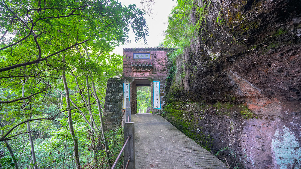 洞穴秘寺,江西丹霞瀑布岩洞中一座奇特寺庙群,抚州广昌龙凤岩_腾讯