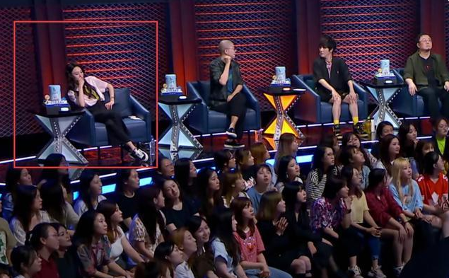 郑爽|郑爽你长点心吧，再这样人设就毁了！网友：这个坐姿很经典