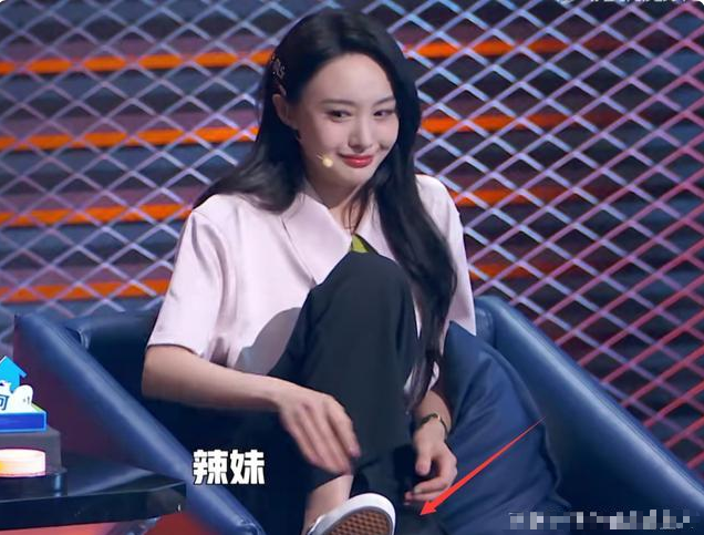 郑爽|郑爽你长点心吧，再这样人设就毁了！网友：这个坐姿很经典