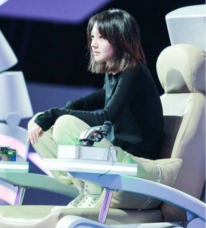 郑爽|郑爽你长点心吧，再这样人设就毁了！网友：这个坐姿很经典