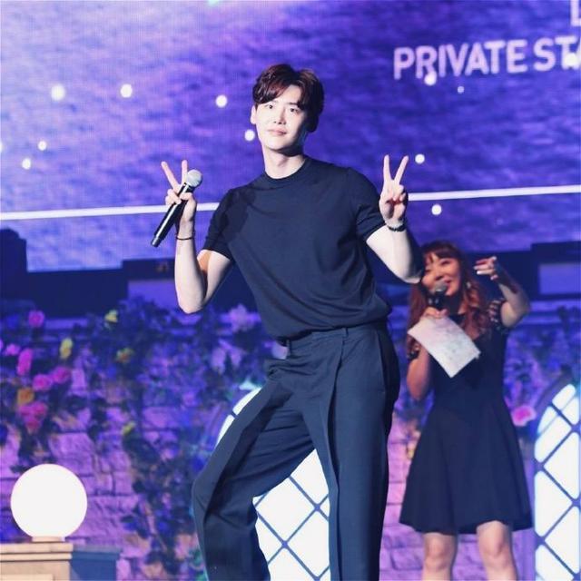 李钟硕|李钟硕成为韩国首位拥有千万直拍的演员，点击率突破1700万！