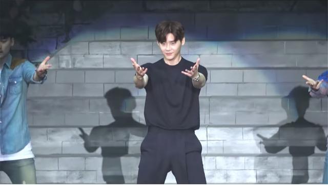 李钟硕|李钟硕成为韩国首位拥有千万直拍的演员，点击率突破1700万！