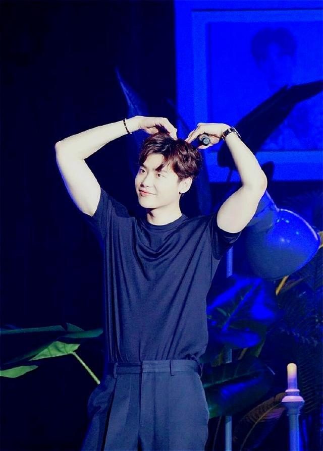 李钟硕|李钟硕成为韩国首位拥有千万直拍的演员，点击率突破1700万！