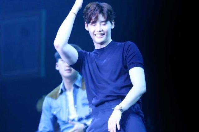 李钟硕|李钟硕成为韩国首位拥有千万直拍的演员，点击率突破1700万！