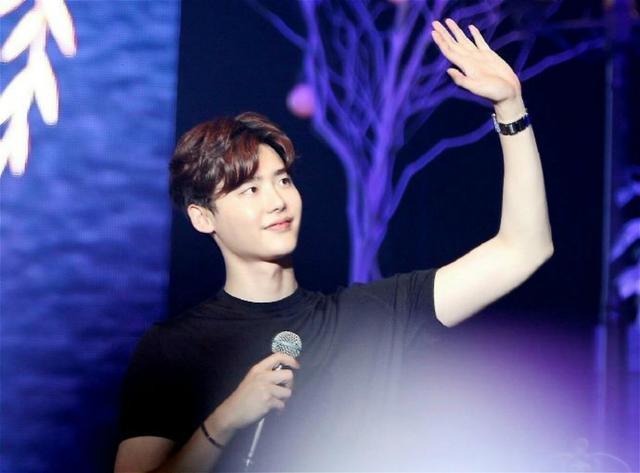 李钟硕|李钟硕成为韩国首位拥有千万直拍的演员，点击率突破1700万！