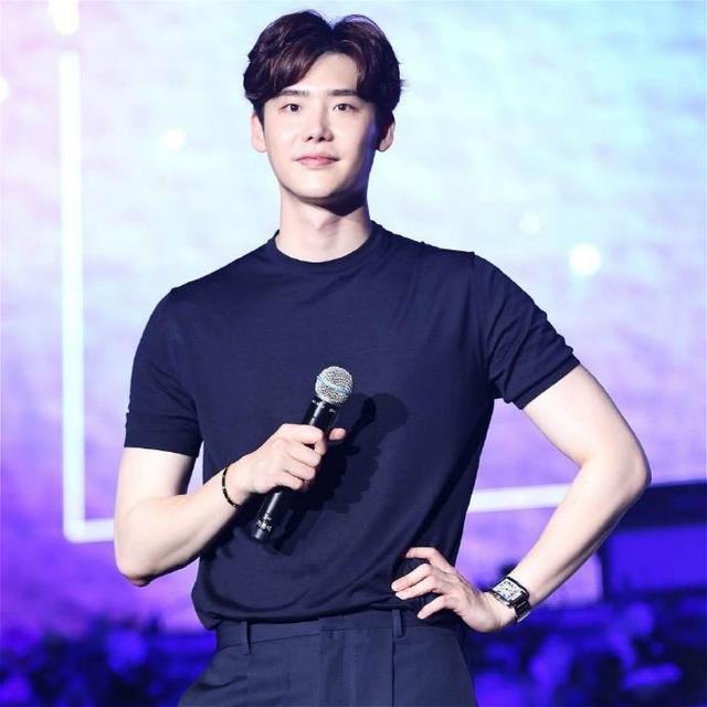 李钟硕|李钟硕成为韩国首位拥有千万直拍的演员，点击率突破1700万！