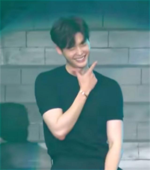 李钟硕|李钟硕成为韩国首位拥有千万直拍的演员，点击率突破1700万！