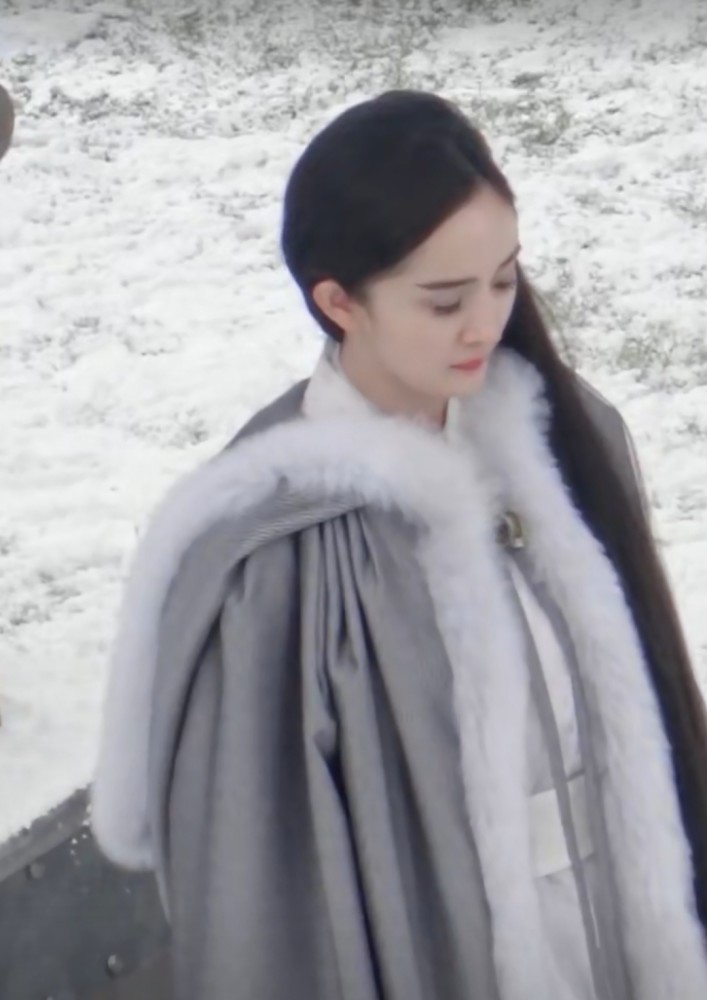 杨幂|杨幂最新路透照曝光，男妆眉毛惹眼，网友：这部戏她状态太好了