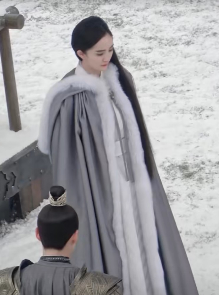 杨幂|杨幂最新路透照曝光，男妆眉毛惹眼，网友：这部戏她状态太好了