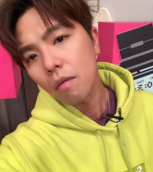 黄鸿升|连守灵堂两天！黄鸿升父亲离开连续鞠躬5次，眼部浮肿憔悴惹人心疼