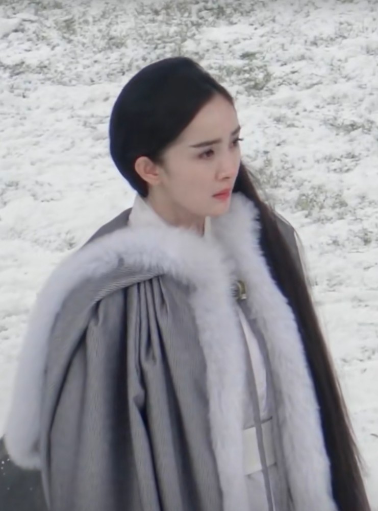 杨幂|杨幂最新路透照曝光，男妆眉毛惹眼，网友：这部戏她状态太好了