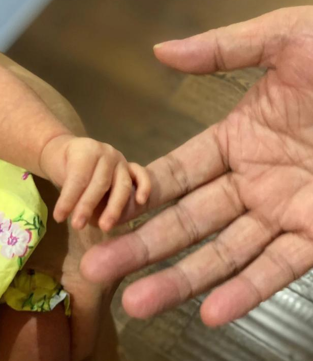 张纪中|张纪中小女儿正面照曝光，出生10天发量令人羡，长得像谁一目了然