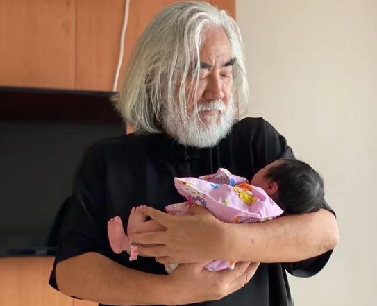 张纪中|张纪中小女儿正面照曝光，出生10天发量令人羡，长得像谁一目了然