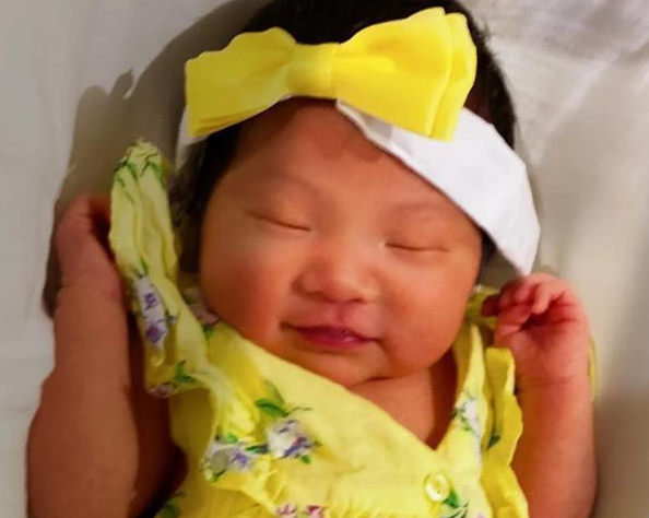 张纪中|张纪中小女儿正面照曝光，出生10天发量令人羡，长得像谁一目了然
